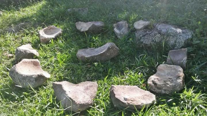 1.Estas piedras en realidad se llaman metates (del náhuatl metlatl) y son morteros de piedra tallada en forma de rectángulo. 