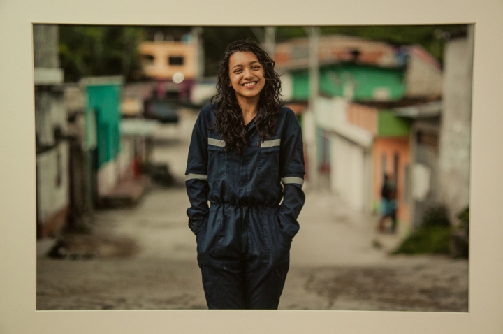8.Durley Arias, técnica electricista de Palmor (Sierra Nevada de Santa Marta), le sonríe a la vida, relata Pineda. 