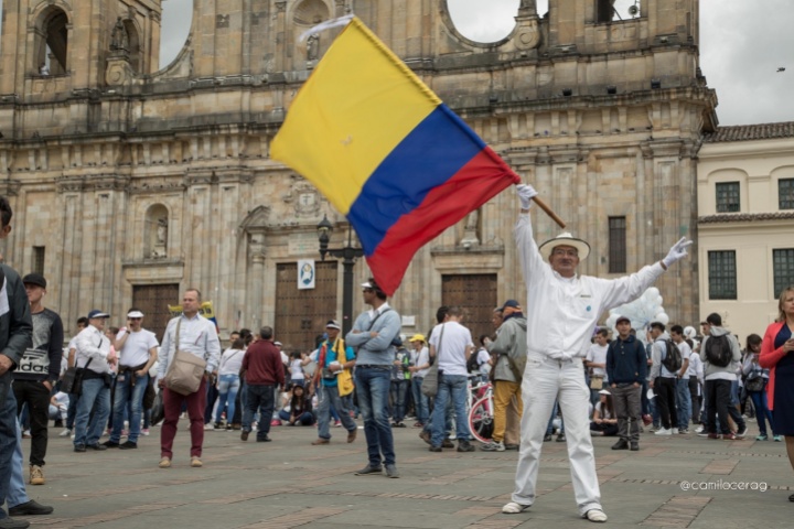 1.El pasado 26 de septiembre se acabó la guerra en Colombia y el dos de octubre los colombianos saldrán a votar si apoyan o no lo pactado a través de un plebiscito (Un procedimiento jurídico por el que se somete a votación popular una ley o un asunto de especial importancia para el Estado.)