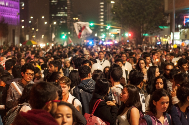 3.Tres días después de las votaciones decenas de jóvenes universitarios organizaron una multitudinaria marcha para reclamar al Gobierno Nacional que se reajusten los acuerdos pronto y festejar una Colombia en Paz. 
