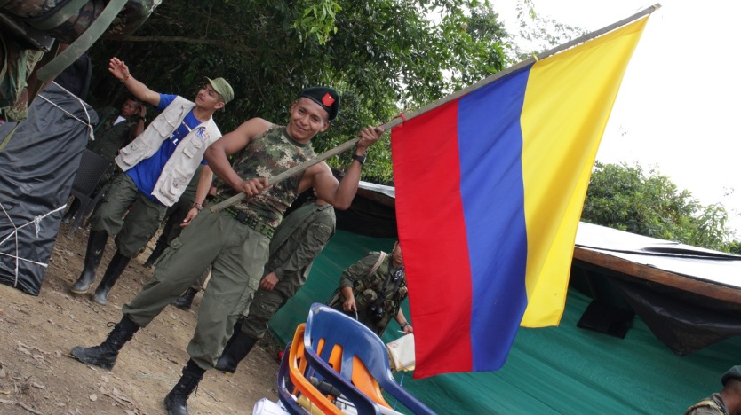 10.Mientras tanto en el lugar del histórico embarque el insurgente William Chiza dice “no más nostalgia, es hora de vivir por lo que luchamos”, refiriéndose al camino que les espera, y dejando atrás la selva inmensa y húmeda, donde los miembros del Bloque Sur de las FARC duraron a sus anchas más de cincuenta años.